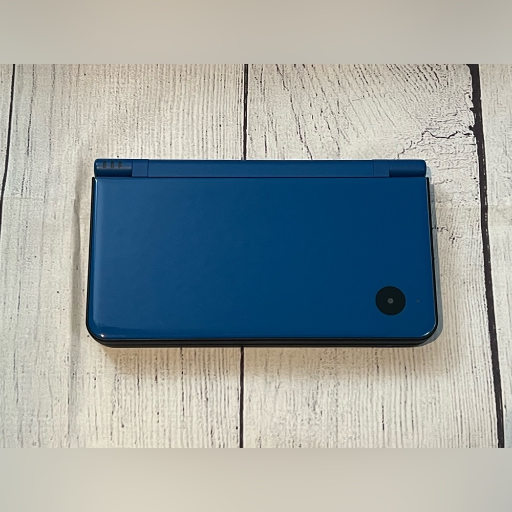 Nintendo DSi XL Blue w/Game & Headphones - Picture 4 of 8